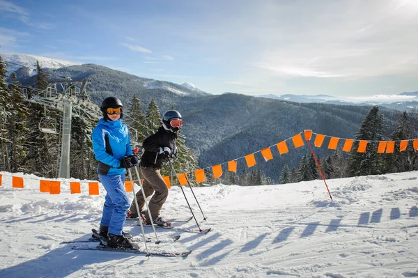 Unga par kvinnor njuta skidåkning på ski resort — Stockfoto