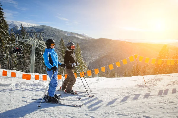 Unga par kvinnor njuta skidåkning på ski resort — Stockfoto