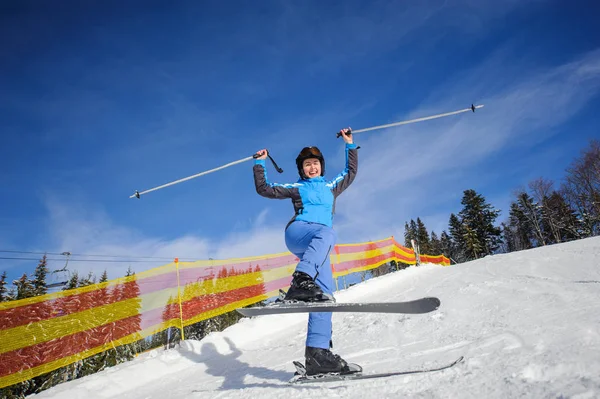 Junge Skifahrerin an einem sonnigen Tag im Skigebiet — Stockfoto