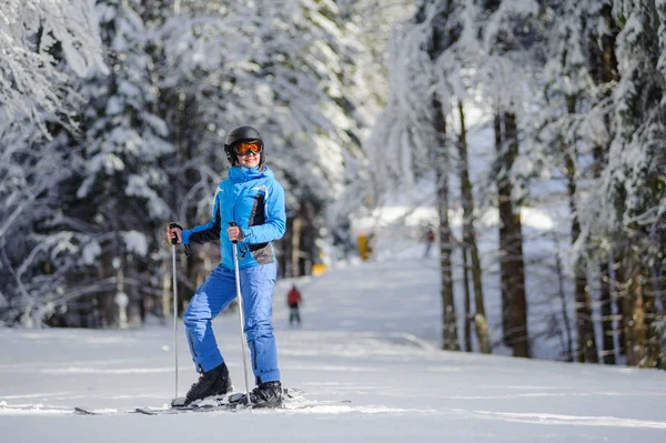 Mulher feliz esquiador em uma pista de esqui na floresta — Fotografia de Stock