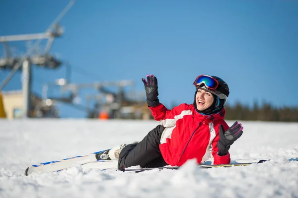 Kvinna skidåkare med ski på winer resort i soliga dag — Stockfoto