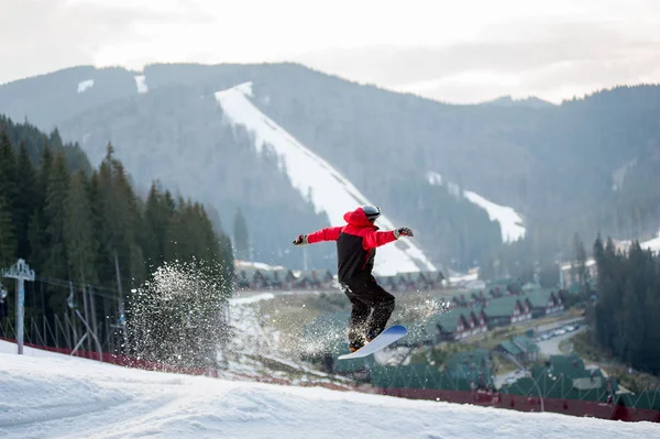 Férfi határ az ő snowboard Resort boripari üzem — Stock Fotó