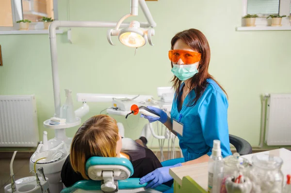 Női fogorvos fogorvos Fotopolimer lámpával — Stock Fotó
