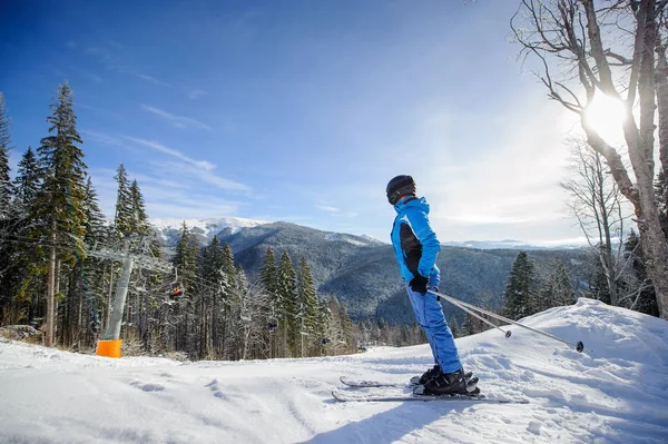 Skifahrerin gegen Skilift und Winterberge — Stockfoto