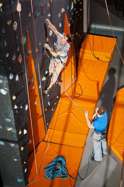 실내 암벽 등반을 연습 하는 남성 rock-climber — 스톡 사진