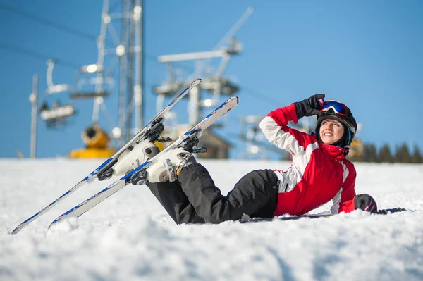 Vrouw skiër met ski in winer resort in zonnige dag — Stockfoto
