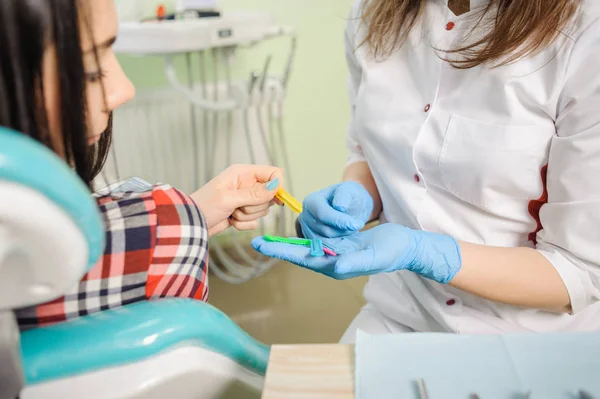 Zahnärztin arbeitet in Zahnklinik mit Patientin — Stockfoto