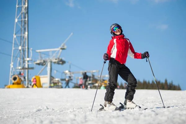 화창한 날에 winer 리조트에서 스키와 여자 스키 — 스톡 사진