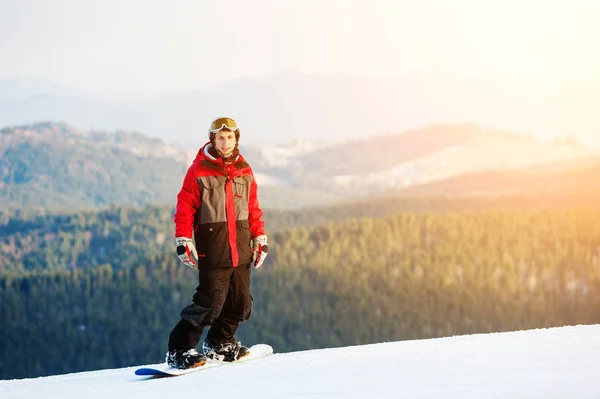 Férfi határ az ő snowboard Resort boripari üzem — Stock Fotó