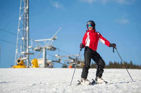 Kvinna skidåkare med ski på winer resort i soliga dag — Stockfoto