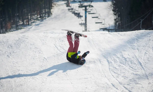 Snowboarder stürzt bei Abfahrt auf die Piste — Stockfoto