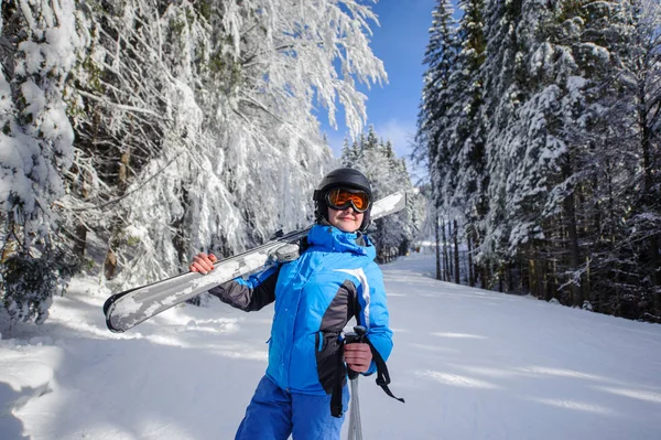 Ευτυχισμένη γυναίκα σκιέρ στην πλαγιά σκι στο δάσος — Φωτογραφία Αρχείου