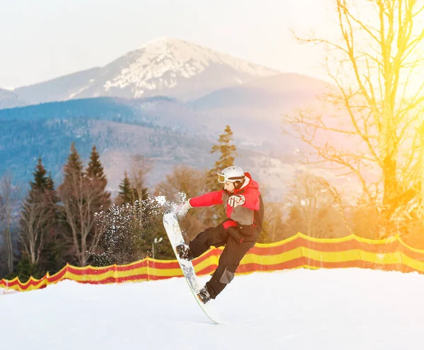 Mannelijke boarder op zijn snowboard in winer resort — Stockfoto