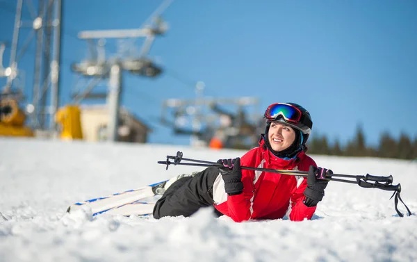 Kvinna skidåkare med ski på winer resort i soliga dag — Stockfoto