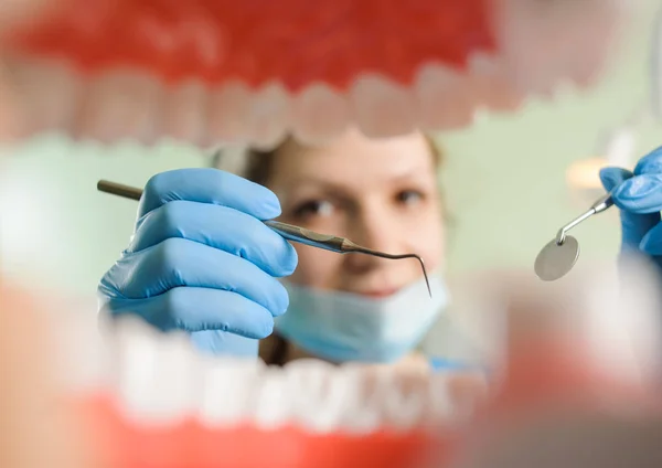 Zahnmedizin. Blick aus dem von Zähnen umrahmten Mund. — Stockfoto