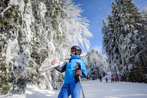 Mulher feliz esquiador em uma pista de esqui na floresta — Fotografia de Stock