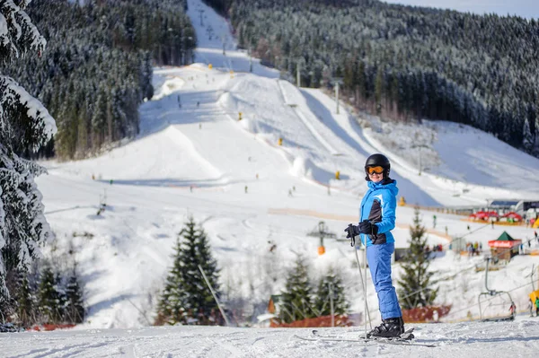 A ski-meredekség: egy napsütéses napon a Síelőtől női — Stock Fotó