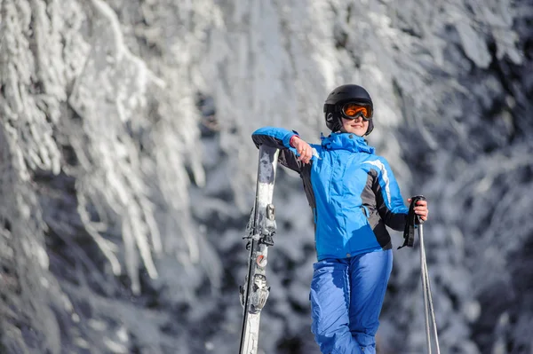 Mujer feliz esquiadora en una pista de esquí en el bosque — Foto de Stock
