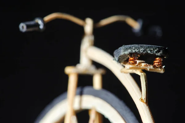 Detalle artesanal miniatura plano de bicicleta de madera — Foto de Stock