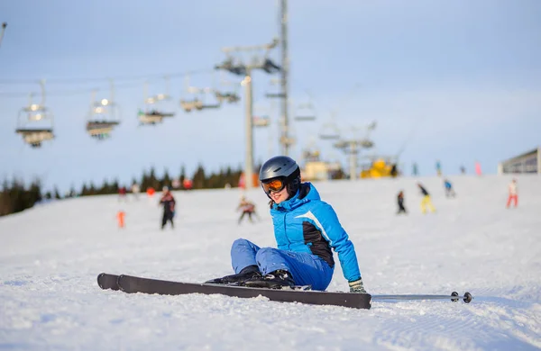 Junge Skifahrerin nach Sturz am Berghang — Stockfoto