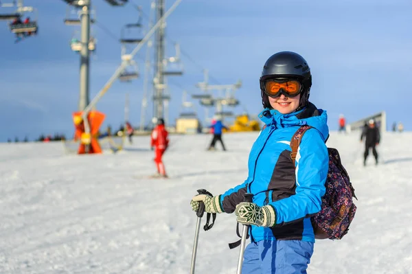 Porträtt av ung kvinna som glad skidåkare på skidorten — Stockfoto