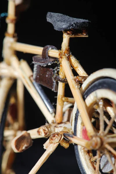 Detalle artesanal miniatura plano de bicicleta de madera — Foto de Stock