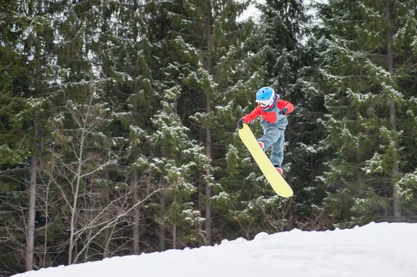 Chłopiec, skoki na snowboard — Zdjęcie stockowe