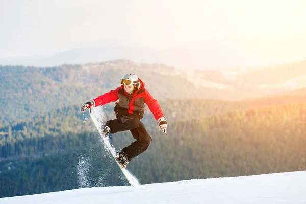 Boarder masculino en su snowboard en Winer Resort — Foto de Stock