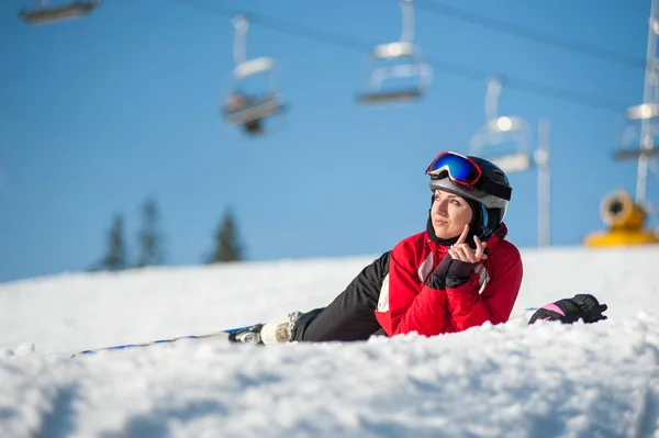 Kvinna skidåkare med ski på winer resort i soliga dag — Stockfoto