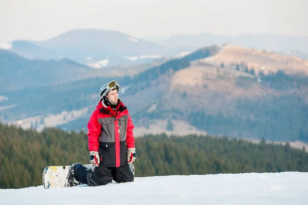 Pensionista masculino em seu snowboard em Winer Resort — Fotografia de Stock