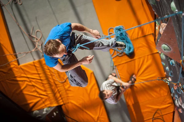 Скалолаз, занимающийся альпинизмом на скалолазании в помещении — стоковое фото