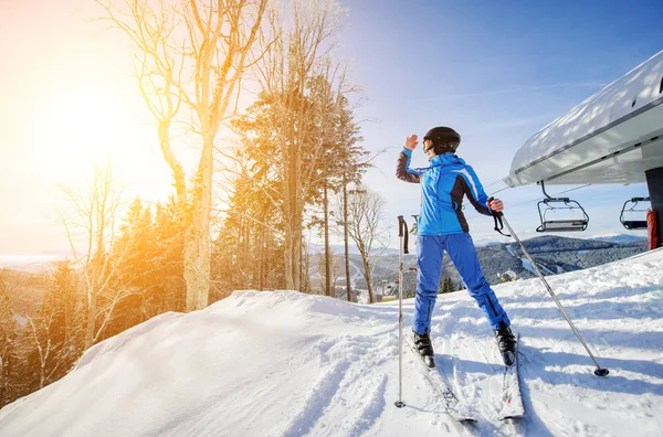 Esquiadora en la parte superior de la pista de esquí con telesilla — Foto de Stock