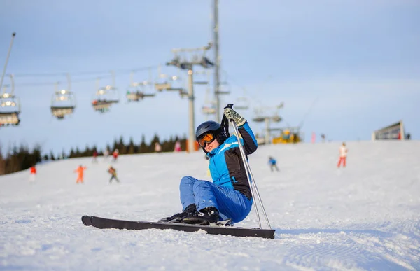 Ung kvinna skidåkare efter nedgången på bergssluttning — Stockfoto