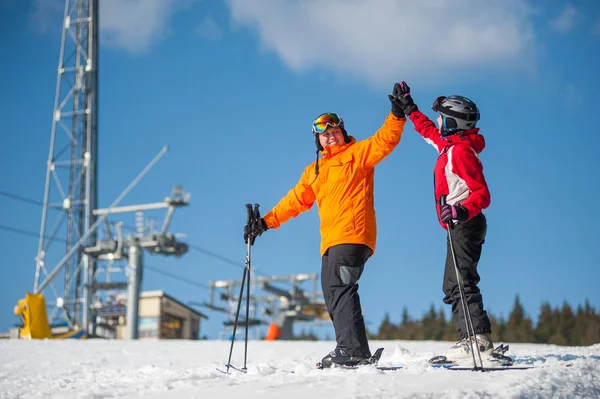 Mężczyzna i kobieta narciarzy z nartami w zimie resort — Zdjęcie stockowe