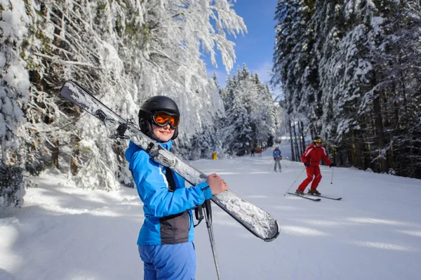 Donna felice sciatrice su una pista da sci nel bosco — Foto Stock