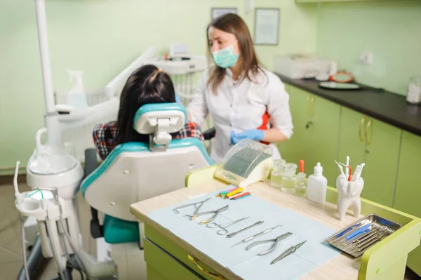 Odontóloga que trabaja en clínica dental con paciente femenina —  Fotos de Stock