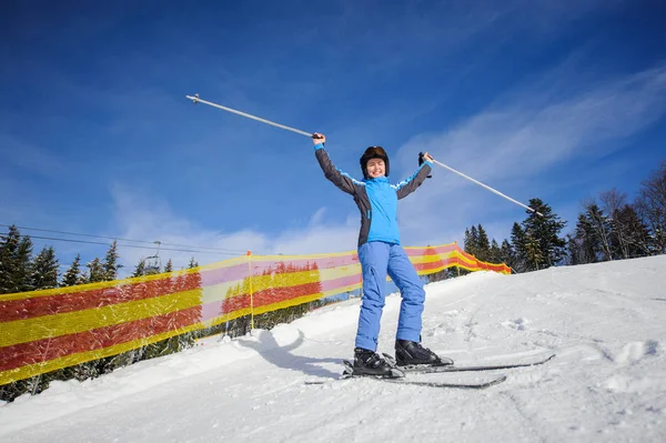 Jonge vrouwelijke skiër op een zonnige dag in skiresort — Stockfoto