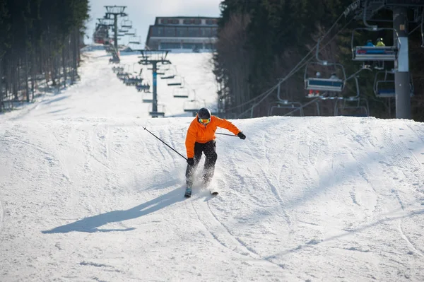 Σκιέρ σκι κατάβασης μετά από το άλμα στο χιονοδρομικό θέρετρο — Φωτογραφία Αρχείου