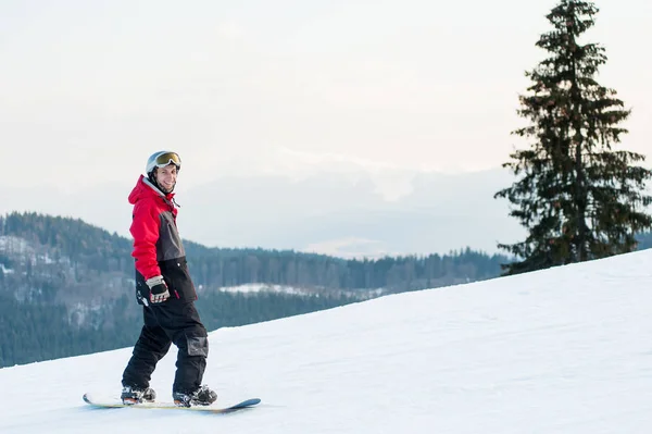 Αρσενικό οικότροφος στο snowboard του στο winer resort — Φωτογραφία Αρχείου