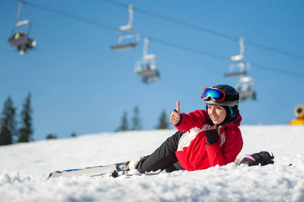 Kvinna skidåkare med ski på winer resort i soliga dag — Stockfoto