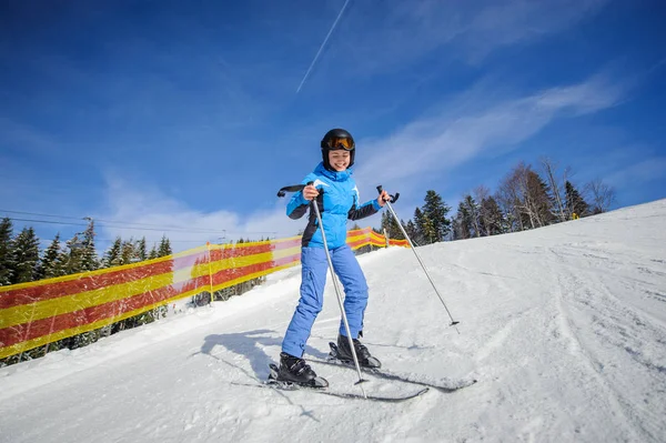 스키 리조트는 화창한 날에 젊은 여성 스키어 — 스톡 사진