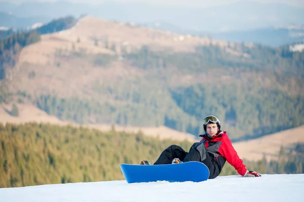 Pensionista masculino em seu snowboard em Winer Resort — Fotografia de Stock