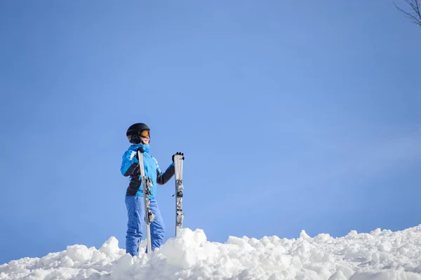 Γυναίκα σκιέρ στην κορυφή του βουνού. Χειμερινά σπορ έννοια — Φωτογραφία Αρχείου