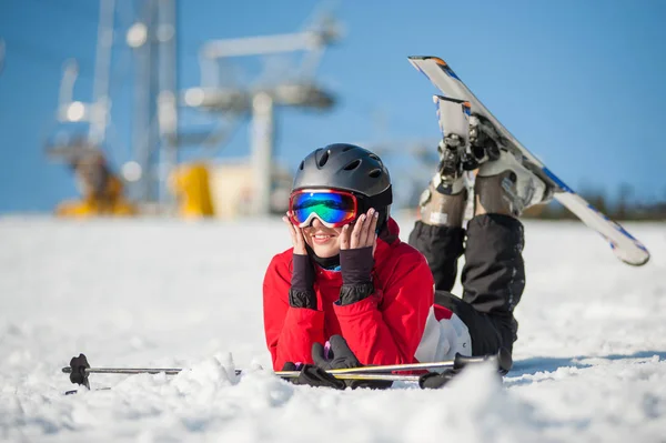 Skieur femme avec ski à la station d'hiver dans la journée ensoleillée — Photo