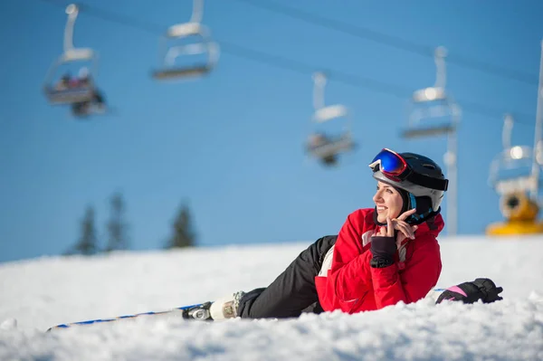 Mulher esquiador com esqui no resort winer em dia ensolarado — Fotografia de Stock