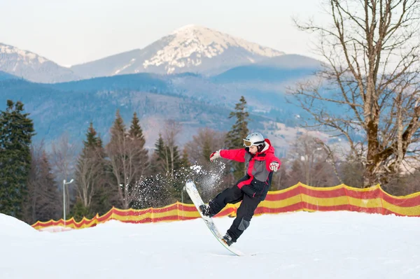 Maschio boarder sul suo snowboard a winer resort — Foto Stock