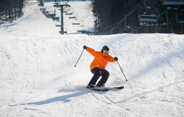 Skiër skiën afdaling in het moment van vallen — Stockfoto