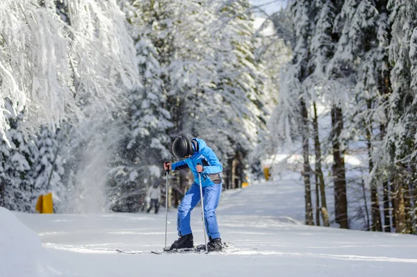 Glückliche Skifahrerin auf einer Skipiste im Wald — Stockfoto