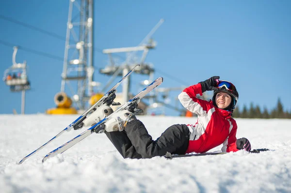 Kvinna skidåkare med ski på winer resort i soliga dag — Stockfoto