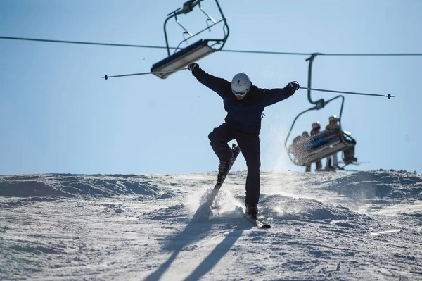 Esquiador en el momento de caer en la ladera nevada — Foto de Stock
